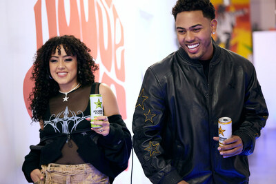 Myke Towers surprises GiL with a personal visit to celebrate her win of the “Rockstar Energy Presents: Mic Check con Myke Towers” contest.