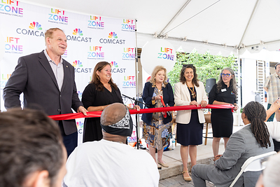 (Left to Right) Knox County Mayor Glenn Jacobs, Knoxville's Community Development Corporation Chief Strategy Officer Marisa Moazen, Comcast VP of Governmental Affairs Melinda Little, City of Knoxville Mayor Indya Kincannon, and Comcast External Affairs Manager Courtney Durrett cut the ribbon at the opening of the Comcast Lift Zone at the Liberty Place Housing Complex in Knoxville.