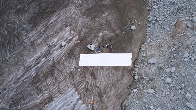 Tencent research team tested zero-energy radiative cooling technology on the Dagu Glacier.
