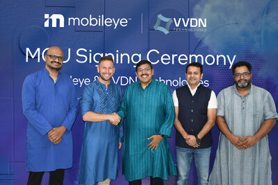 Vivek Bansal (VVDN) and Elie Luskin (Mobileye) signing the MoU to localize next-generation ADAS technologies in India