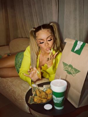 Lemon Herb Remix packs tastes of zesty lemon, aromatic herbs, and savory garlic, captivating fans with an irresistible combination of familiar yet innovative flavors.