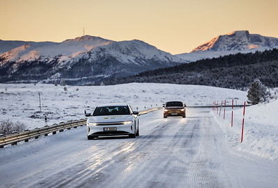 A Lucid Air Grand Touring achieved the longest range in this year’s Norges Automobil-Forbund (NAF) Winter Test “El Prix.” It covered 520 kilometers during the coldest NAF Winter Test ever recorded, with temperatures dropping to minus 31 degrees Celsius on snowy roads. The journey was conducted without charging stops from Norway’s capital, Oslo, to the scenic highlands, including city traffic, mountain roads, highways, and secondary roads. The next closest contender achieved 421 kilometers.