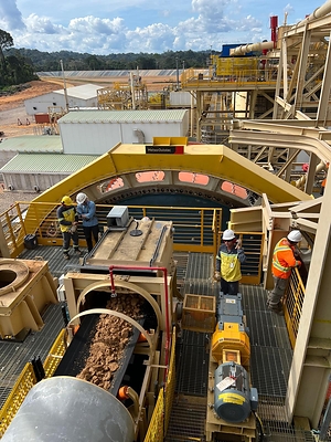 Ore Feed to SAG Mill (CNW Group/G Mining Ventures Corp)