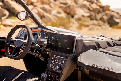The new 10.25-inch Touchscreen Display offers convenient connectivity. (CNW Group/BRP Inc.)