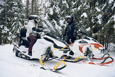 The Ski-Doo and Lynx electric snowmobiles deliver sustainable performance with excellent power delivery and versatility. (CNW Group/BRP Inc.)