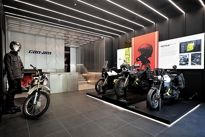 Featured in the flagship store are BRP’s brand-new electric motorcycles – the Can-Am Pulse and Can-Am Origin. (CNW Group/BRP Inc.)