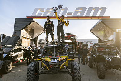Can-Am factory racers Kyle Chaney and Terry Madden celebrate their 4400 Unlimited Class race win at the 2025 King of the Hammers. (CNW Group/BRP Inc.)
