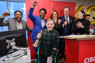Pinball Clemons, Desmond Howard, Kate Beirness, Rod Black, Tessa Virtue, and Carson from Holland Bloorview rang the opening bell to kick off the 40th annual CIBC Miracle Day held on December 4, 2024. (CNW Group/CIBC)