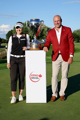 2025 CPKC Women’s Open Champion, Brooke Henderson and CPKC Executive Vice President & Chief Marketing Officer, John Brooks. (CNW Group/CPKC)