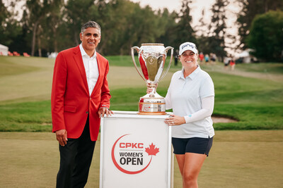 CPKC Women’s Open winner Lauren Coughlin and Nadeem Velani, CPKC EVP and CFO (CNW Group/CPKC)