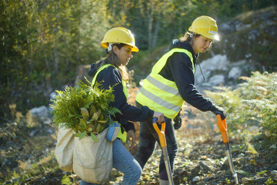Community tree planting initiatives reflect TELUS' 'give where we live' philosophy, contributing to 25 million trees that will absorb 7.5 million metric tons of CO2 when mature, equivalent to removing 1.8 million cars from roads. (CNW Group/TELUS Communications Inc.)