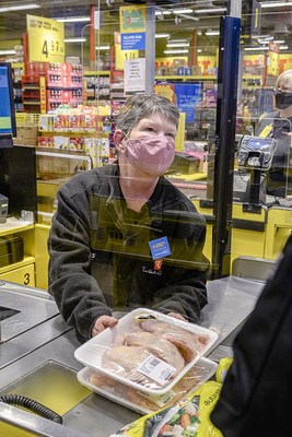 No Frills cashier serves customer (CNW Group/Loblaw Companies Limited)