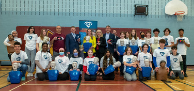 Students at St. Francis Xavier High School in Ottawa provide a lifesaving demonstration on how to respond to a suspected opioid overdose with CPR and nasal Naloxone. (CNW Group/Hydro One Inc.)
