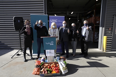 Hydro One announces support for Feed Ontario at UHC - Hub of Opportunities in Windsor.
(pictured left to right: Rachel Dixon, Director of Development, Feed Ontario, Jason Fitzsimmons, Chief Corporate Affairs and Customer Care Officer, Hydro One, June Muir, Chief Executive Officer, UHC - Hub of Opportunities, Gary McNamara, Warden of Essex County and Mayor of Tecumseh, Hilda MacDonald, Mayor of Leamington and Tom Bain, Mayor of Lakeshore.) (CNW Group/Hydro One Inc.)
