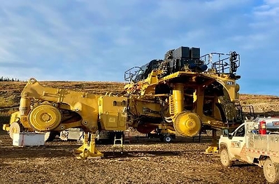 793 haul truck build in progress – September (CNW Group/Artemis Gold Inc.)
