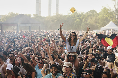 Festival crowd (CNW Group/Bell Canada)