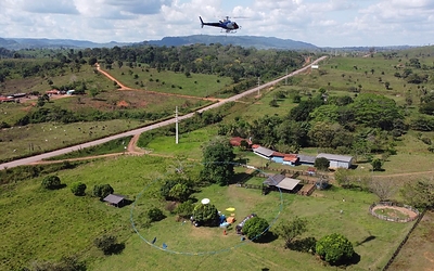 Figure 1: HeliTEM Equipment leaving landing area to commence work. (CNW Group/Bravo Mining Corp.)