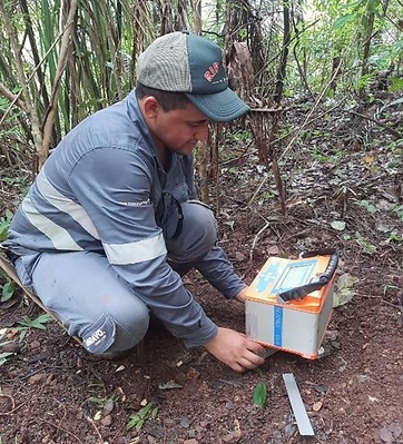Geophysics Technician at work with Gravity Meter (Right). (CNW Group/Bravo Mining Corp.)