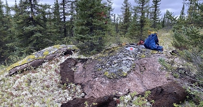 Figure 3: Mineralized outcrop at the CV15 Spodumene Pegmatite – grab sample of 2.11% Li2O. (CNW Group/Patriot Battery Metals Inc.)