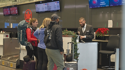 Starting the week of December 16, Air Canada colleagues across our busiest Canadian airports will welcome customers with an extra helping hand and complimentary festive snacks. (CNW Group/Air Canada)