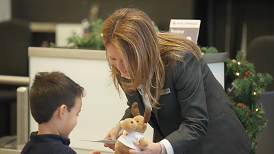 Starting the week of December 16, Air Canada colleagues across our busiest Canadian airports will welcome customers with an extra helping hand and complimentary festive snacks. (CNW Group/Air Canada)