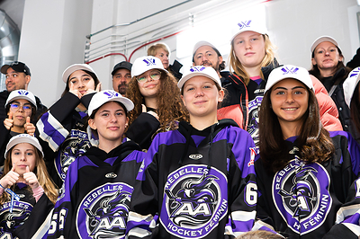 The puck has dropped! Air Canada today announced the first Professional Women’s Hockey League (PWHL) edition of its popular Fan Flight program, giving young fans a chance to cheer on their favourite teams in person at a game during the PHWL Finals. (CNW Group/Air Canada)