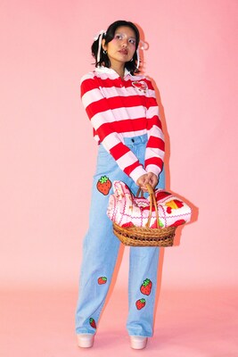 The collection from Cakeworthy, a leading lifestyle brand in the fandom fashion world, celebrates Strawberry Shortcake’s signature style, infusing sweetness into every stitch. From flannels and rain jackets to berry-inspired all-over-prints (AOP) tees, the collection pays homage to Strawberry Shortcake’s delectable creations. (CNW Group/WildBrain Ltd.)
