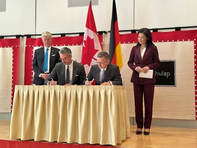 Signing Ceremony; Tim Hodgson, Mirco Wojnarowicz, Dr. Gunar Hering, Katharina Reiche (CNW Group/Rock Tech Lithium Inc.)