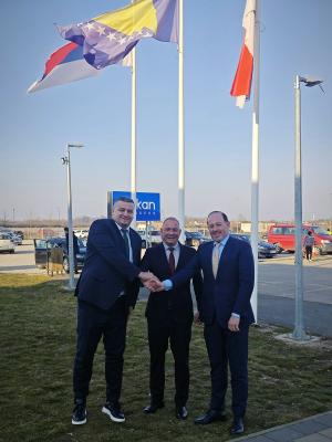 Rock Tech and Arcore Team attending the signing ceremony. From left to right: V. Rudic, Managing Director Arcore Doo; D. Harbecke, CEO & Chair Rock Tech Lithium; Jeff Stone, CEO Arcore AG. (CNW Group/Rock Tech Lithium Inc.)
