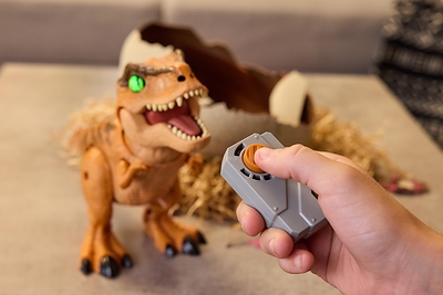 Once hatched, kids can play, train, and interact with the dinosaur. (CNW Group/Spin Master Corp.)