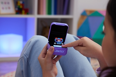 Bizee, the breakthrough interactive digital pet that you can really touch. (CNW Group/Spin Master)