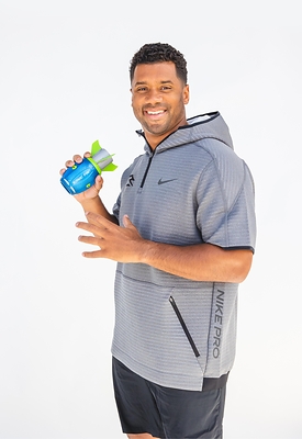 Spin Master Teams Up with NFL-Star Quarterback Russell Wilson To Launch the New Aerobie® Sonic Fin™ Football (CNW Group/Spin Master)