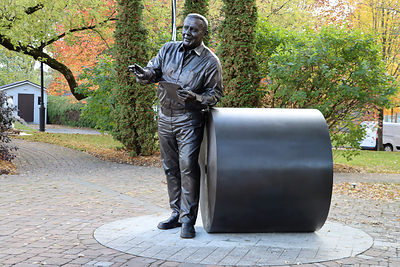 Bronze of Alain Lemaire, co-founder of Cascades (CNW Group/Cascades Inc.)