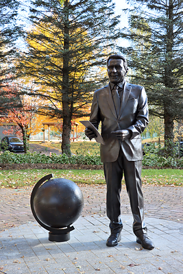 Bronze of Laurent Lemaire, co-founder of Cascades (CNW Group/Cascades Inc.)