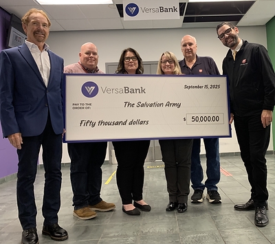 VersaBank President & CEO David Taylor (l) presents a $50,000 donation for The Salvation Army Harvest campaign at the Centre of Hope in London, Ont. to battle food insecurity. Accepting on behalf of The Salvation Army (l-r) are Scott Shelley, Business Director, Sarah Collins, Program Director, Nancy Kerr, Executive Director, London Community Services, Jon DeActis, Executive Director, The Centre of Hope and Marco Luciani, Legacy Giving Officer. (CNW Group/VersaBank)