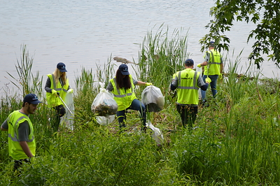 The Pure Planet Day team collects plastic waste along the Ohio river bank and County Road 1A in
Ironton near PureCycle's recycling facilities.