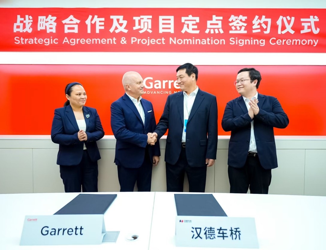 Right after signing: Mr. Olivier Rabiller (President and CEO of Garrett) and Mr. Zhanchao Wang (General Manager of HanDe) are shaking hands. Alongside them: Mrs. Jessica Zhang (Vice-President and General Manager of China for Garrett Motion) and Mr. Weiqi Ding (Deputy General Manager of HanDe).