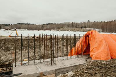 Concrete pour along the foundations of south wall of Solvent Extraction Plant (CNW Group/Electra Battery Materials Corporation)