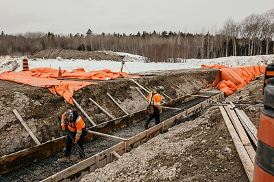 Preparing foundations for first concrete along south wall of Solvent Extraction Plant (CNW Group/Electra Battery Materials Corporation)