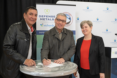 McLeod Lake Indian Band Chief Harley Chingee and Defense Metals CEO Craig Taylor sign Equity and Co-Design Agreement with the Minister of Energy, Mines and Low Carbon Innovation, Josie Osborne. (CNW Group/Defense Metals Corp.)