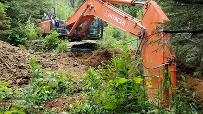 Image 2: Excavated test pit sampling underway (CNW Group/Defense Metals Corp.)