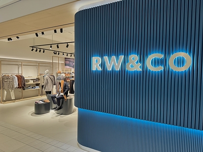 Pictured: RW&CO’s new flagship storefront at Promenades Saint-Bruno. The store features refined neutrals and deeper hues for a sleek, modern retail experience, designed to inspire and elevate the customer journey. (CNW Group/Reitmans (Canada) Ltd)