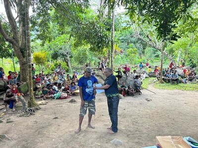 Mining Warden Mr. Kopi Wapa and Gameta Ward Councilor addressing company representatives, Gameta Village Chief and local landowners. (CNW Group/Adyton Resources Corporation)