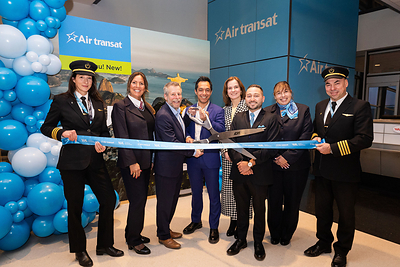 Karl Brochu, Vice President of Airport Operations and Air Service Development at ADM; Sebastian Ponce, Chief Revenue Officer at Transat; The Honorable Bárbara Bélkior de Souza e Silva, Deputy Consul General of Brazil in Montreal; and crew members of flight TS2724 – Photo credit: Frédérique Ménard-Aubin (CNW Group/Transat A.T. Inc.)