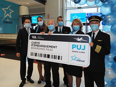 Air Transat crew at Montreal airport today (CNW Group/Transat A.T. Inc.)