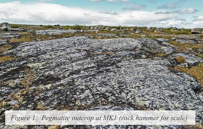 Spodumene pegmatite outcrop at MK1 (rock hammer for scale). (CNW Group/North Arrow Minerals Inc.)