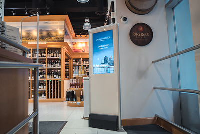 INEO's cloud-based Welcoming System platform delivers customized digital advertising to each retail location based on the demographic mix, such as age and gender, of customer traffic at each location which it acquires by using IoT (Internet of Things) and AI (Artificial Intelligence) technology. (CNW Group/INEO Tech Corp.)