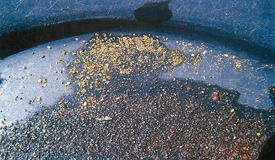 ABUNDANT VISIBLE GOLD PANNED NEAR HISTORICAL WORKINGS OF MINERAL MOUNTAIN’S NEWLY ACQUIRED KING OF THE WEST DEPOSIT 7858-ACRE LAND POSITION HOSTS 5 LARGE-SCALE GOLD TARGETS (CNW Group/Mineral Mountain Resources Ltd.)