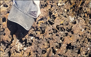 Photos 2: Tertiary-age, silicified limestone conglomerate breccia with arsenopyrite, pyrite, realgar and orpiment mineralization located on the Centauro Gold Project. (CNW Group/Southern Empire Resources Corp.)
