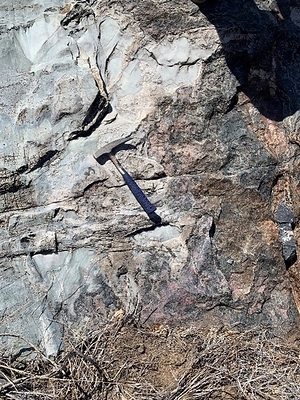 Photo 3b is of a larger 2 m peralkaline dyke or sill that also contains significant eudialyte. (CNW Group/Monumental Minerals Corp.)